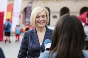 19.06.2020. Kielce. Oficjalne otwarcie turnieju „Piątka na Rynku Sport CK”. Na zdjęciu: Renata Janik - wicemarszałek województwa świętokrzyskiego / Wiktor Taszłow / Radio Kielce