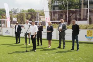 19.06.2020. Kielce. Oficjalne otwarcie turnieju „Piątka na Rynku Sport CK”. Przemawia Marcin Zychalski - prezes Stowarzyszenia Sport CK / Wiktor Taszłow / Radio Kielce