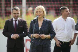 19.06.2020. Kielce. Oficjalne otwarcie turnieju „Piątka na Rynku Sport CK”. Na zdjęciu (od lewej): Marcin Różycki - wiceprezydent Kielc, Renata Janik - wicemarszałek województwa świętokrzyskiego, Marcin Zychalski - prezes Stowarzyszenia Sport CK / Wiktor Taszłow / Radio Kielce