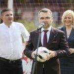 19.06.2020. Kielce. Oficjalne otwarcie turnieju „Piątka na Rynku Sport CK”. Na zdjęciu (od lewej): Marcin Zychalski - prezes Stowarzyszenia Sport CK, Marcin Różycki - wiceprezydent Kielc, Renata Janik - wicemarszałek województwa świętokrzyskiego / Wiktor Taszłow / Radio Kielce