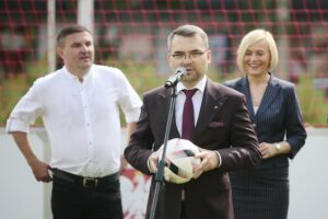 19.06.2020. Kielce. Oficjalne otwarcie turnieju „Piątka na Rynku Sport CK”. Na zdjęciu (od lewej): Marcin Zychalski - prezes Stowarzyszenia Sport CK, Marcin Różycki - wiceprezydent Kielc, Renata Janik - wicemarszałek województwa świętokrzyskiego / Wiktor Taszłow / Radio Kielce