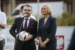 19.06.2020. Kielce. Oficjalne otwarcie turnieju „Piątka na Rynku Sport CK”. Na zdjęciu (od lewej): Marcin Różycki - wiceprezydent Kielc, Renata Janik - wicemarszałek województwa świętokrzyskiego / Wiktor Taszłow / Radio Kielce