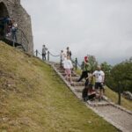 20.06.2020 Chęciny. „Weekend legend świętokrzyskich”. Turyści na zamku / Wiktor Taszłow / Radio Kielce