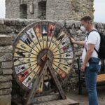 20.06.2020 Chęciny. „Weekend legend świętokrzyskich”. Turyści na zamku / Wiktor Taszłow / Radio Kielce