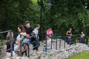 20.06.2020 Chęciny. „Weekend legend świętokrzyskich”. Turyści na zamku / Wiktor Taszłow / Radio Kielce