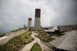 20.06.2020 Chęciny. „Weekend legend świętokrzyskich”. Turyści na zamku / Wiktor Taszłow / Radio Kielce