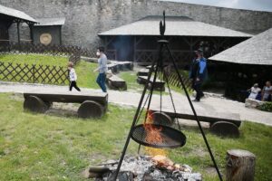 20.06.2020 Chęciny. „Weekend legend świętokrzyskich”. Turyści na zamku / Wiktor Taszłow / Radio Kielce