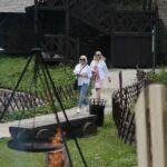 20.06.2020 Chęciny. „Weekend legend świętokrzyskich”. Turyści na zamku / Wiktor Taszłow / Radio Kielce