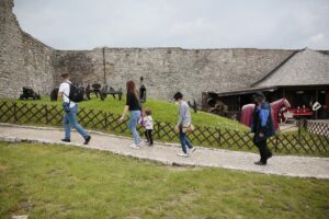 20.06.2020 Chęciny. „Weekend legend świętokrzyskich”. Turyści na zamku / Wiktor Taszłow / Radio Kielce