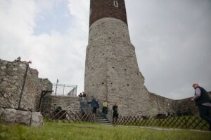 20.06.2020 Chęciny. „Weekend legend świętokrzyskich”. Turyści na zamku / Wiktor Taszłow / Radio Kielce