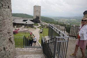 20.06.2020 Chęciny. „Weekend legend świętokrzyskich”. Turyści na zamku / Wiktor Taszłow / Radio Kielce