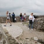 20.06.2020 Chęciny. „Weekend legend świętokrzyskich”. Turyści na zamku / Wiktor Taszłow / Radio Kielce