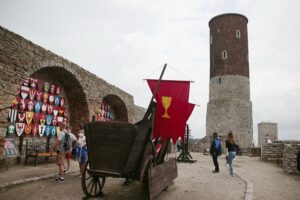 20.06.2020 Chęciny. „Weekend legend świętokrzyskich”. Turyści na zamku / Wiktor Taszłow / Radio Kielce