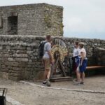 20.06.2020 Chęciny. „Weekend legend świętokrzyskich”. Turyści na zamku / Wiktor Taszłow / Radio Kielce