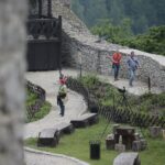 20.06.2020 Chęciny. „Weekend legend świętokrzyskich”. Turyści na zamku / Wiktor Taszłow / Radio Kielce