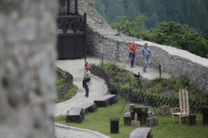 20.06.2020 Chęciny. „Weekend legend świętokrzyskich”. Turyści na zamku / Wiktor Taszłow / Radio Kielce