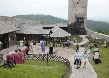 20.06.2020 Chęciny. „Weekend legend świętokrzyskich”. Turyści na zamku / Wiktor Taszłow / Radio Kielce