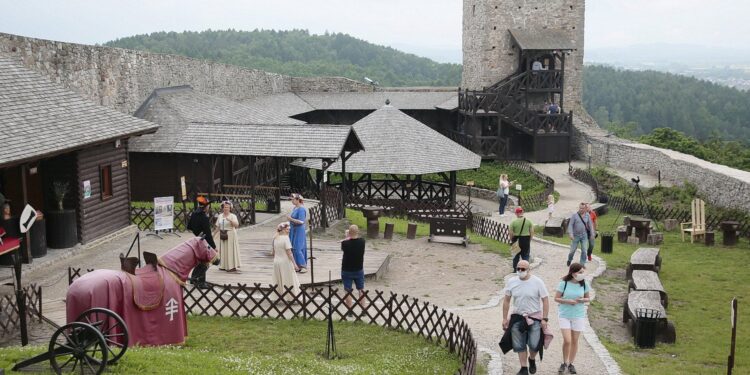 20.06.2020 Chęciny. „Weekend legend świętokrzyskich”. Turyści na zamku / Wiktor Taszłow / Radio Kielce