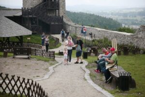 20.06.2020 Chęciny. „Weekend legend świętokrzyskich”. Turyści na zamku / Wiktor Taszłow / Radio Kielce