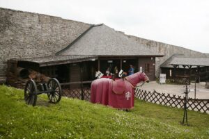 20.06.2020 Chęciny. „Weekend legend świętokrzyskich”. Turyści na zamku / Wiktor Taszłow / Radio Kielce