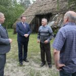 21.06.2020 Gmina Kluczewsko. Uroczystości upamiętniające działalność oddziału majora Henryka Dobrzańskiego „Hubala”. Na zdjęciu (od lewej): Robert Dzierzgwa – dyrektor Zespołu Przedszkolno-Szkolnego w Dobromierzu i Jan Józef Kasprzyk - szef Urzędu do Spraw Kombatantów i Osób Represjonowanych / Wiktor Taszłow / Radio Kielce