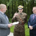 21.06.2020 Gmina Kluczewsko. Uroczystości upamiętniające działalność oddziału majora Henryka Dobrzańskiego „Hubala”. Na zdjęciu (od lewej): Robert Dzierzgwa – dyrektor Zespołu Przedszkolno-Szkolnego w Dobromierzu, Dionizy Krawczyński - prezes Stowarzyszenia Rekonstrukcji Historycznych „Jodła” i Jan Józef Kasprzyk - szef Urzędu do Spraw Kombatantów i Osób Represjonowanych / Wiktor Taszłow / Radio Kielce