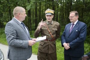 21.06.2020 Gmina Kluczewsko. Uroczystości upamiętniające działalność oddziału majora Henryka Dobrzańskiego „Hubala”. Na zdjęciu (od lewej): Robert Dzierzgwa – dyrektor Zespołu Przedszkolno-Szkolnego w Dobromierzu, Dionizy Krawczyński - prezes Stowarzyszenia Rekonstrukcji Historycznych „Jodła” i Jan Józef Kasprzyk - szef Urzędu do Spraw Kombatantów i Osób Represjonowanych / Wiktor Taszłow / Radio Kielce