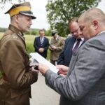 21.06.2020 Gmina Kluczewsko. Uroczystości upamiętniające działalność oddziału majora Henryka Dobrzańskiego „Hubala”. Na zdjęciu (od lewej): Dionizy Krawczyński - prezes Stowarzyszenia Rekonstrukcji Historycznych „Jodła”, Jan Józef Kasprzyk - szef Urzędu do Spraw Kombatantów i Osób Represjonowanych i Robert Dzierzgwa – dyrektor Zespołu Przedszkolno-Szkolnego w Dobromierzu / Wiktor Taszłow / Radio Kielce