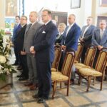 21.06.2020 Gmina Kluczewsko. Uroczystości upamiętniające działalność oddziału majora Henryka Dobrzańskiego „Hubala”. Na zdjęciu (w pierwszym rzędzie, od lewej): Mateusz Strychalski - przewodniczący Rady Gminy Kluczewsko, Wojciech Lesiak – dyrektor gabinetu szefa Urzędu do Spraw Kombatantów i Osób Represjonowanych, Robert Dzierzgwa – dyrektor Zespołu Przedszkolno-Szkolnego w Dobromierzu i Jan Józef Kasprzyk - szef Urzędu do Spraw Kombatantów i Osób Represjonowanych / Wiktor Taszłow / Radio Kielce
