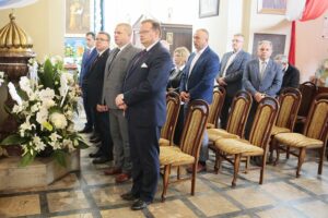 21.06.2020 Gmina Kluczewsko. Uroczystości upamiętniające działalność oddziału majora Henryka Dobrzańskiego „Hubala”. Na zdjęciu (w pierwszym rzędzie, od lewej): Mateusz Strychalski - przewodniczący Rady Gminy Kluczewsko, Wojciech Lesiak – dyrektor gabinetu szefa Urzędu do Spraw Kombatantów i Osób Represjonowanych, Robert Dzierzgwa – dyrektor Zespołu Przedszkolno-Szkolnego w Dobromierzu i Jan Józef Kasprzyk - szef Urzędu do Spraw Kombatantów i Osób Represjonowanych / Wiktor Taszłow / Radio Kielce