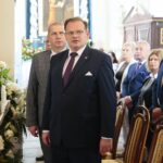21.06.2020 Gmina Kluczewsko. Uroczystości upamiętniające działalność oddziału majora Henryka Dobrzańskiego „Hubala”. Na zdjęciu (w pierwszym rzędzie, od lewej): Robert Dzierzgwa – dyrektor Zespołu Przedszkolno-Szkolnego w Dobromierzu i Jan Józef Kasprzyk - szef Urzędu do Spraw Kombatantów i Osób Represjonowanych / Wiktor Taszłow / Radio Kielce