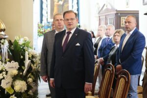 21.06.2020 Gmina Kluczewsko. Uroczystości upamiętniające działalność oddziału majora Henryka Dobrzańskiego „Hubala”. Na zdjęciu (w pierwszym rzędzie, od lewej): Robert Dzierzgwa – dyrektor Zespołu Przedszkolno-Szkolnego w Dobromierzu i Jan Józef Kasprzyk - szef Urzędu do Spraw Kombatantów i Osób Represjonowanych / Wiktor Taszłow / Radio Kielce