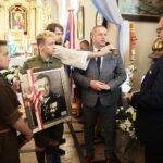 21.06.2020 Gmina Kluczewsko. Uroczystości upamiętniające działalność oddziału majora Henryka Dobrzańskiego „Hubala”. Na zdjęciu (od prawej): Jan Józef Kasprzyk - szef Urzędu do Spraw Kombatantów i Osób Represjonowanych i Robert Dzierzgwa – dyrektor Zespołu Przedszkolno-Szkolnego w Dobromierzu / Wiktor Taszłow / Radio Kielce