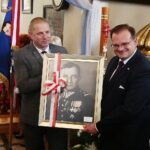 21.06.2020 Gmina Kluczewsko. Uroczystości upamiętniające działalność oddziału majora Henryka Dobrzańskiego „Hubala”. Na zdjęciu (od lewej): Robert Dzierzgwa – dyrektor Zespołu Przedszkolno-Szkolnego w Dobromierzu i Jan Józef Kasprzyk - szef Urzędu do Spraw Kombatantów i Osób Represjonowanych / Wiktor Taszłow / Radio Kielce