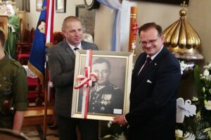 21.06.2020 Gmina Kluczewsko. Uroczystości upamiętniające działalność oddziału majora Henryka Dobrzańskiego „Hubala”. Na zdjęciu (od lewej): Robert Dzierzgwa – dyrektor Zespołu Przedszkolno-Szkolnego w Dobromierzu i Jan Józef Kasprzyk - szef Urzędu do Spraw Kombatantów i Osób Represjonowanych / Wiktor Taszłow / Radio Kielce