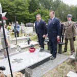 21.06.2020 Gmina Kluczewsko. Uroczystości upamiętniające działalność oddziału majora Henryka Dobrzańskiego „Hubala”. Na zdjęciu (od lewej): Wojciech Lesiak - dyrektor gabinetu szefa Urzędu do Spraw Kombatantów i Osób Represjonowanych i Jan Józef Kasprzyk - szef Urzędu do Spraw Kombatantów i Osób Represjonowanych / Wiktor Taszłow / Radio Kielce