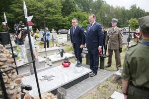 21.06.2020 Gmina Kluczewsko. Uroczystości upamiętniające działalność oddziału majora Henryka Dobrzańskiego „Hubala”. Na zdjęciu (od lewej): Wojciech Lesiak - dyrektor gabinetu szefa Urzędu do Spraw Kombatantów i Osób Represjonowanych i Jan Józef Kasprzyk - szef Urzędu do Spraw Kombatantów i Osób Represjonowanych / Wiktor Taszłow / Radio Kielce