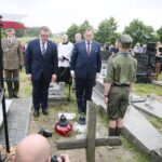 21.06.2020 Gmina Kluczewsko. Uroczystości upamiętniające działalność oddziału majora Henryka Dobrzańskiego „Hubala”. Na zdjęciu (w środku): Wojciech Lesiak - dyrektor gabinetu szefa Urzędu do Spraw Kombatantów i Osób Represjonowanych i Jan Józef Kasprzyk - szef Urzędu do Spraw Kombatantów i Osób Represjonowanych / Wiktor Taszłow / Radio Kielce