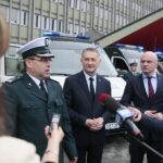 22.06.2020. Kielce. Przekazanie pojazdów dla Wojewódzkiego Inspektoratu Transportu Drogowego w Kielcach. Na zdjęciu (od lewej): Krzysztof Tosnowiec - wojewódzki inspektor transportu drogowego w Kielcach, Zbigniew Koniusz - wojewoda świętokrzyski i Rafał Nowak - wicewojewoda świętokrzyski / Wiktor Taszłow / Radio Kielce
