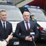 22.06.2020. Kielce. Przekazanie pojazdów dla Wojewódzkiego Inspektoratu Transportu Drogowego w Kielcach. Na zdjęciu (od lewej): Zbigniew Koniusz - wojewoda świętokrzyski i Rafał Nowak - wicewojewoda świętokrzyski / Wiktor Taszłow / Radio Kielce