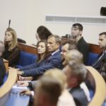 22.06.2020. Kielce. Podpisanie umów w ramach Funduszu Rozwoju Przewozów Autobusowych. Na zdjęciu (w środku): Zbigniew Piątek - wójt Piekoszowa / Wiktor Taszłow / Radio Kielce