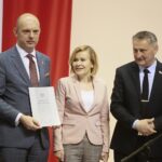 22.06.2020. Kielce. Podpisanie umów w ramach Funduszu Rozwoju Przewozów Autobusowych. Na zdjęciu (od lewej): Na zdjęciu: Wojciech Ślefarski - wójt gminy Zagnańsk, Anna Krupka - wiceminister, Zbigniew Koniusz - wojewoda świętokrzyski / Wiktor Taszłow / Radio Kielce