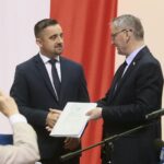 22.06.2020. Kielce. Podpisanie umów w ramach Funduszu Rozwoju Przewozów Autobusowych. Na zdjęciu (od lewej): Hubert Żądło - wójt gminy Bałtów, Zbigniew Koniusz - wojewoda świętokrzyski / Wiktor Taszłow / Radio Kielce