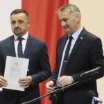 22.06.2020. Kielce. Podpisanie umów w ramach Funduszu Rozwoju Przewozów Autobusowych. Na zdjęciu (od lewej): Hubert Żądło - wójt gminy Bałtów, Zbigniew Koniusz - wojewoda świętokrzyski / Wiktor Taszłow / Radio Kielce