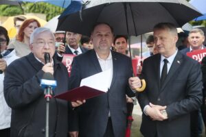 22.06.2020. Kielce. Konferencja Społecznego Komitetu Poparcia dla Andrzeja Dudy. Na zdjęciu (od lewej): Krzysztof Lipiec - poseł, Marek Kwitek - poseł, Zbigniew Koniusz - wojewoda świętokrzyski / Wiktor Taszłow / Radio Kielce