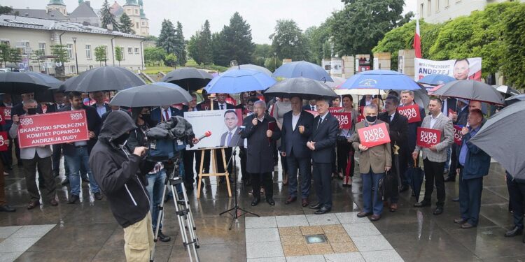 22.06.2020. Kielce. Konferencja Społecznego Komitetu Poparcia dla Andrzeja Dudy / Wiktor Taszłow / Radio Kielce