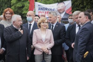 22.06.2020. Kielce. Konferencja Społecznego Komitetu Poparcia dla Andrzeja Dudy. Na zdjęciu (od lewej): Krzysztof Lipiec - poseł, Piotr Wawrzyk - wiceminister spraw zagranicznych, Anna Krupka - wiceminister, Zbigniew Koniusz - wojewoda świętokrzyski, Jarosław Rusiecki - senator, Marek Kwitek - poseł / Wiktor Taszłow / Radio Kielce