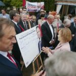 22.06.2020. Kielce. Konferencja Społecznego Komitetu Poparcia dla Andrzeja Dudy. Podpis składa: wiceminister Anna Krupka / Wiktor Taszłow / Radio Kielce