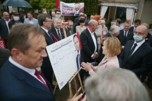 22.06.2020. Kielce. Konferencja Społecznego Komitetu Poparcia dla Andrzeja Dudy. Podpis składa: wiceminister Anna Krupka / Wiktor Taszłow / Radio Kielce