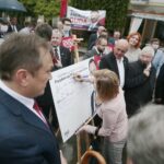 22.06.2020. Kielce. Konferencja Społecznego Komitetu Poparcia dla Andrzeja Dudy. Podpis składa: wiceminister Anna Krupka / Wiktor Taszłow / Radio Kielce